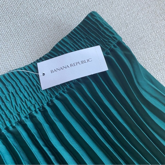 🍂fall drop🍂 NWT Emerald Green Banana Republic Satin Skirt - Picture 4 of 7